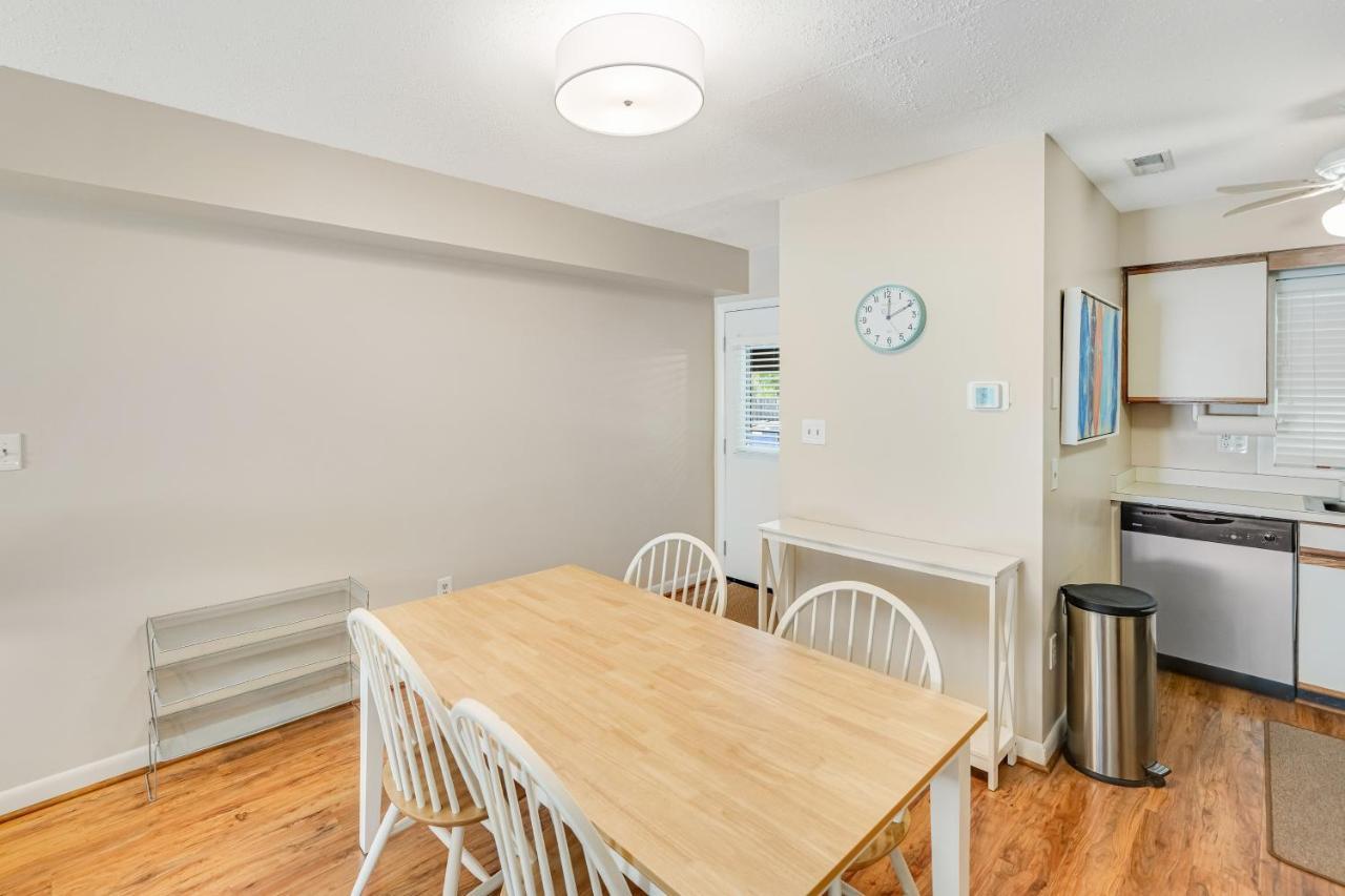 Scarborough Village - 245 Country Club Dr, Unit #608 リホーボス・ビーチ エクステリア 写真