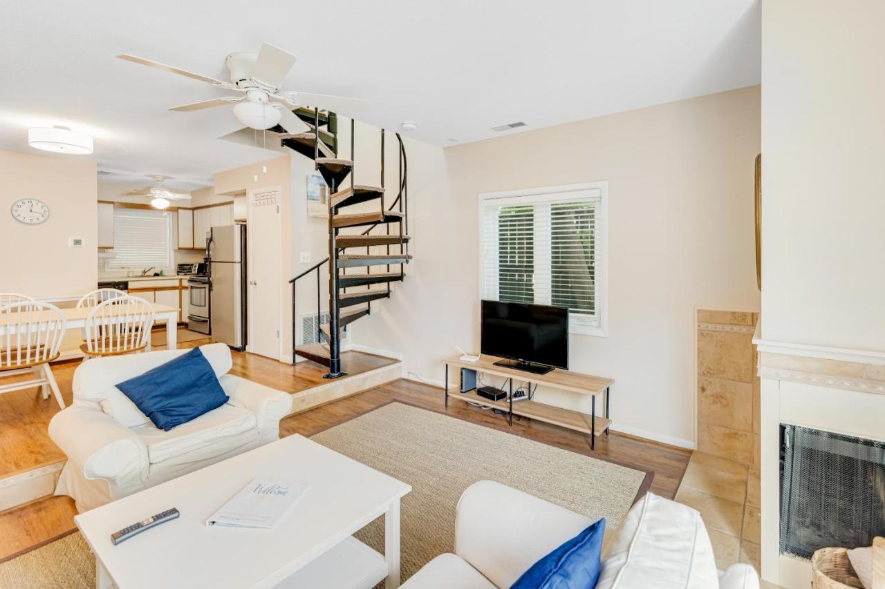 Scarborough Village - 245 Country Club Dr, Unit #608 リホーボス・ビーチ エクステリア 写真