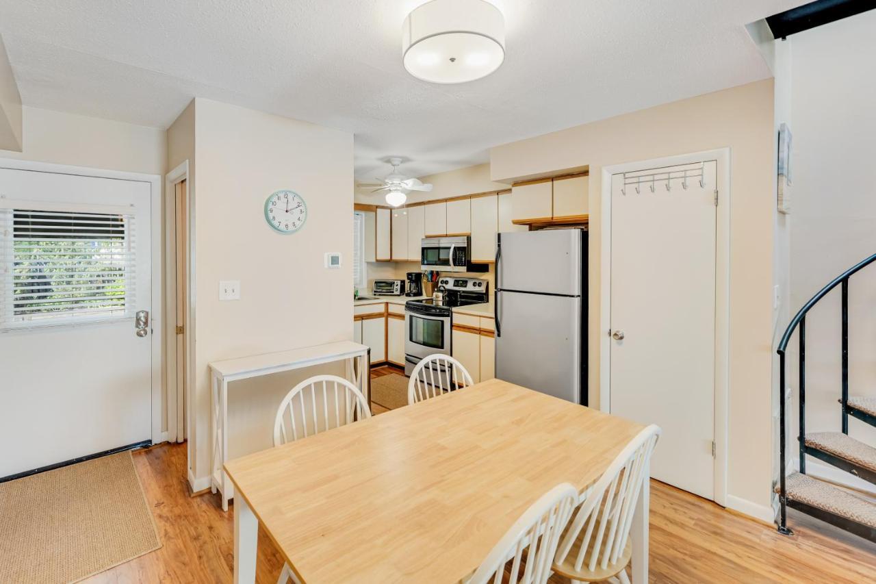 Scarborough Village - 245 Country Club Dr, Unit #608 リホーボス・ビーチ エクステリア 写真